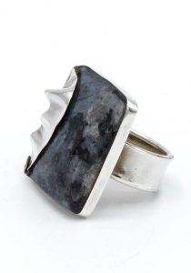 Ring met iriserende Andes steen